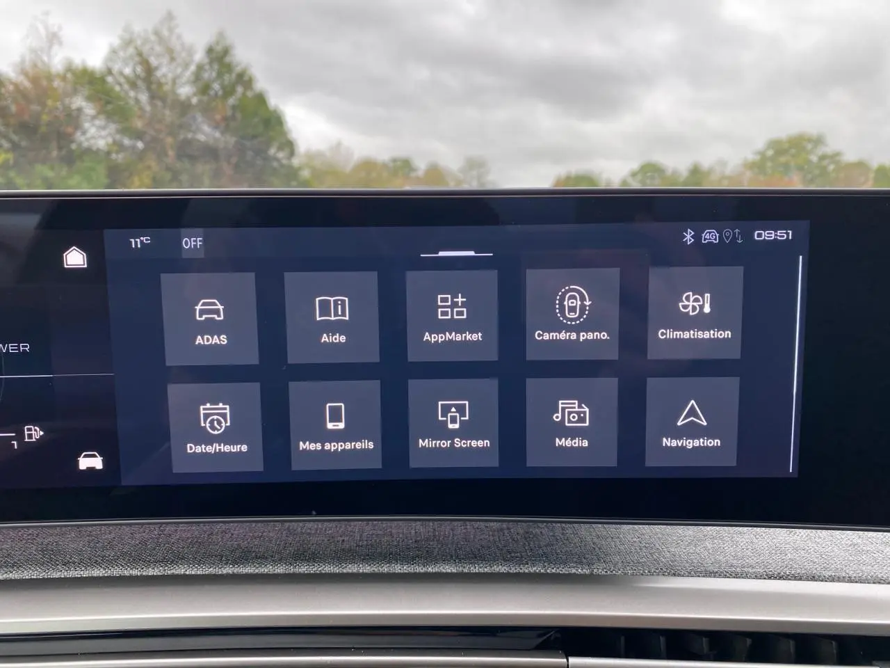 Écran tactile central du Peugeot 3008 Hybrid 2026 affichant les options de navigation et climatisation.