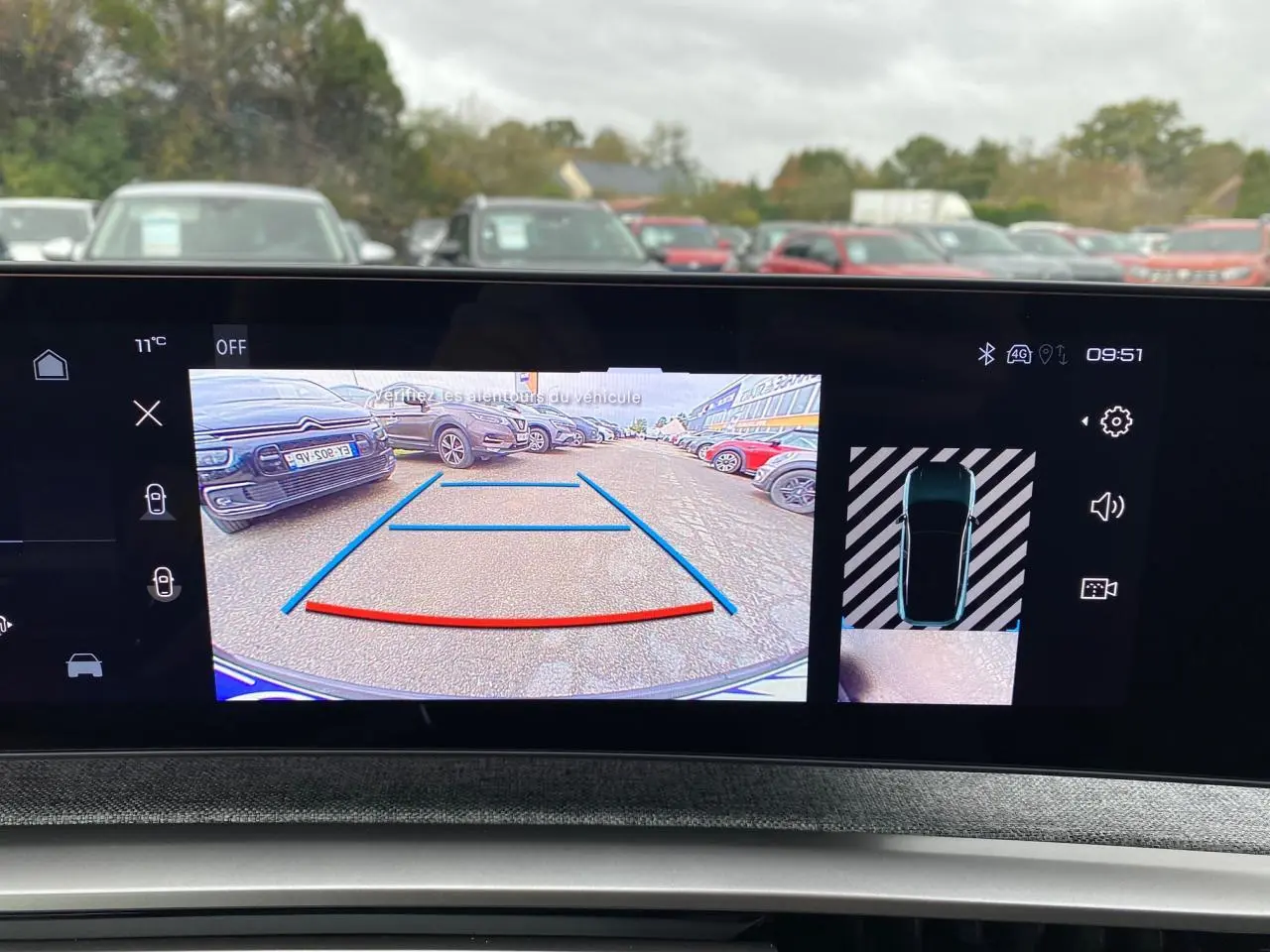 Écran de recul du Peugeot 3008 bleu Obsession montrant la vue arrière avec lignes de guidage et vue 360° du véhicule.