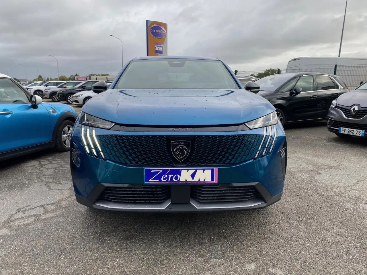Vue avant d’un Peugeot 3008 bleu Obsession avec calandre noire et feux LED distinctifs en griffes.