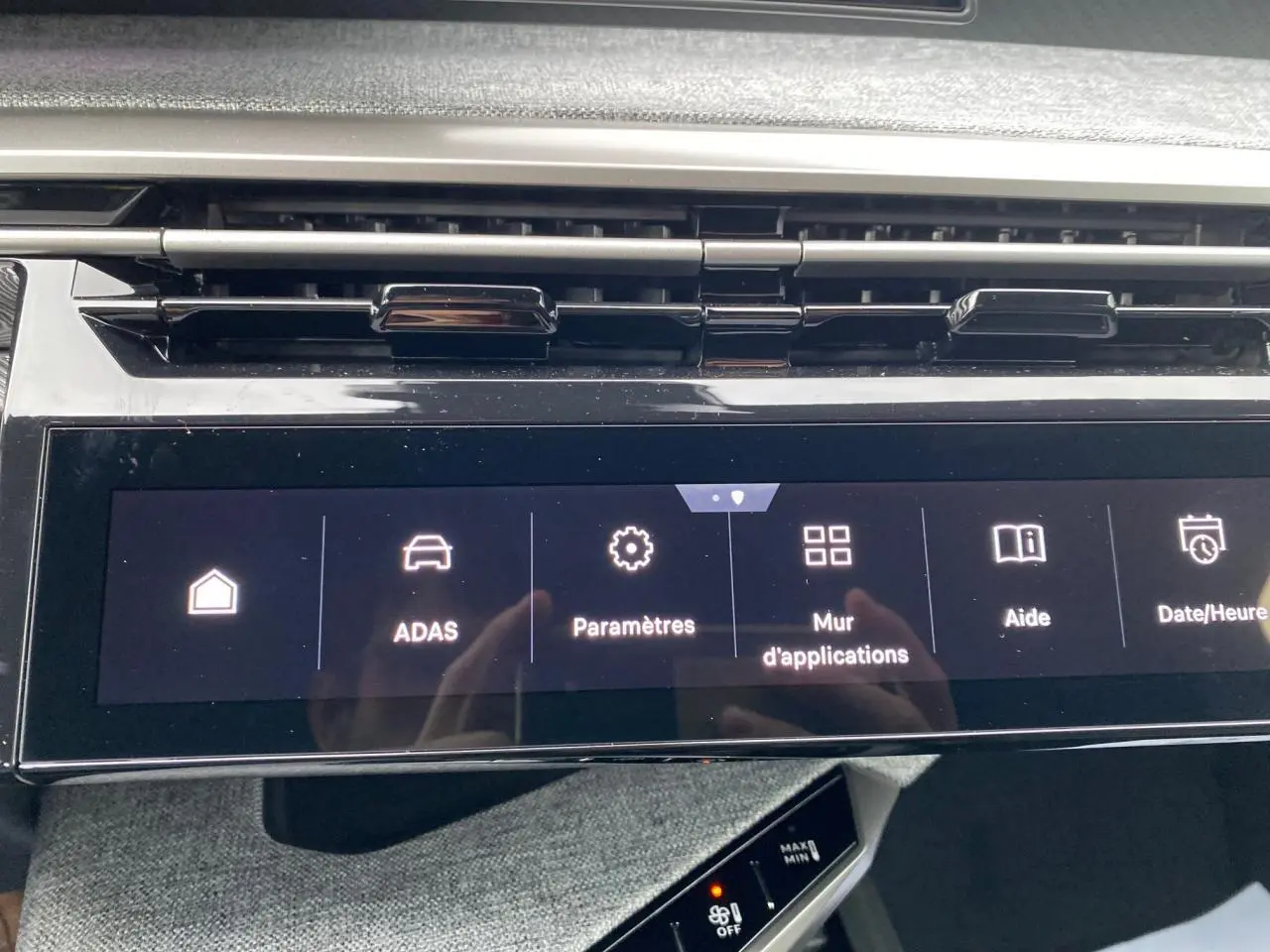 Gros plan sur l'écran tactile central du Peugeot 3008 Bleu Obsession, affichant le menu des paramètres ADAS.