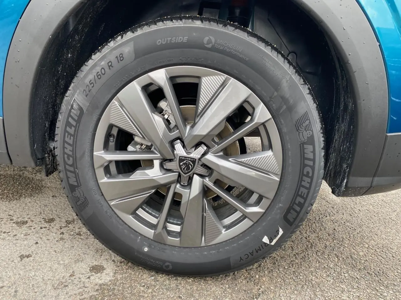Gros plan sur la roue avant droite du Peugeot 3008 bleu Obsession avec jante alliage et pneu Michelin.