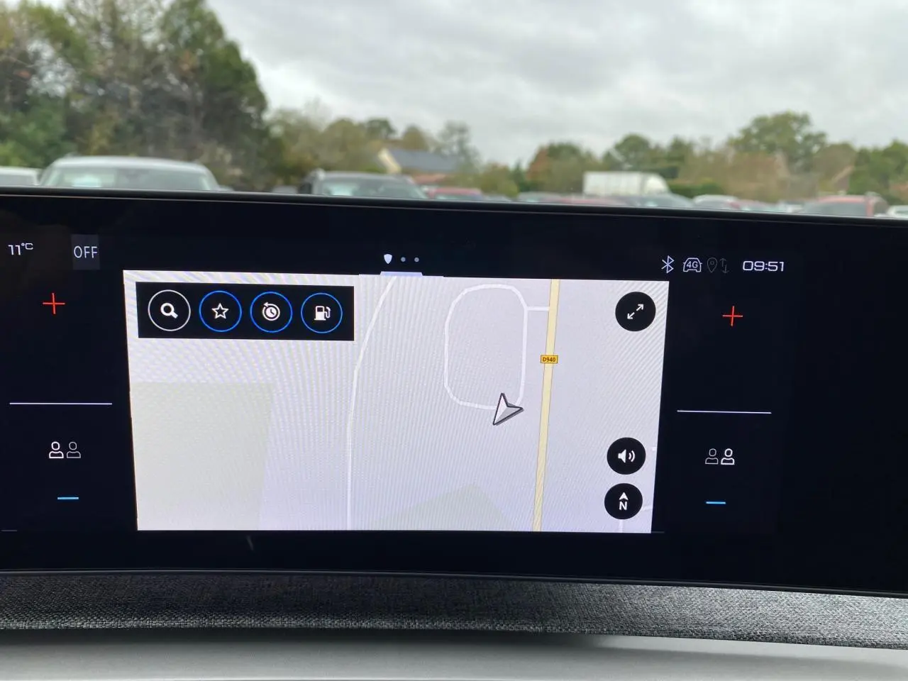 Écran tactile incurvé du tableau de bord du Peugeot 3008 bleu Obsession affichant la navigation 3D connectée.