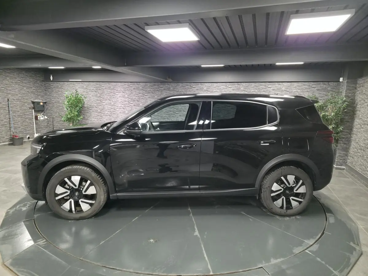 Opel Frontera-e 2025 noir vue de profil côté gauche, avec jantes alliage 17'' diamantées et toit noir Karbon.