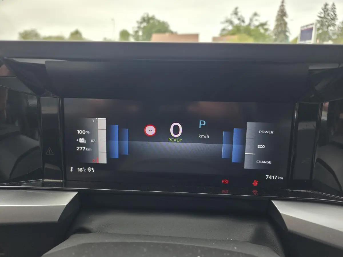Affichage numérique du combiné d'instrumentation de l'Opel Frontera-e 2025, vue frontale du tableau de bord noir.