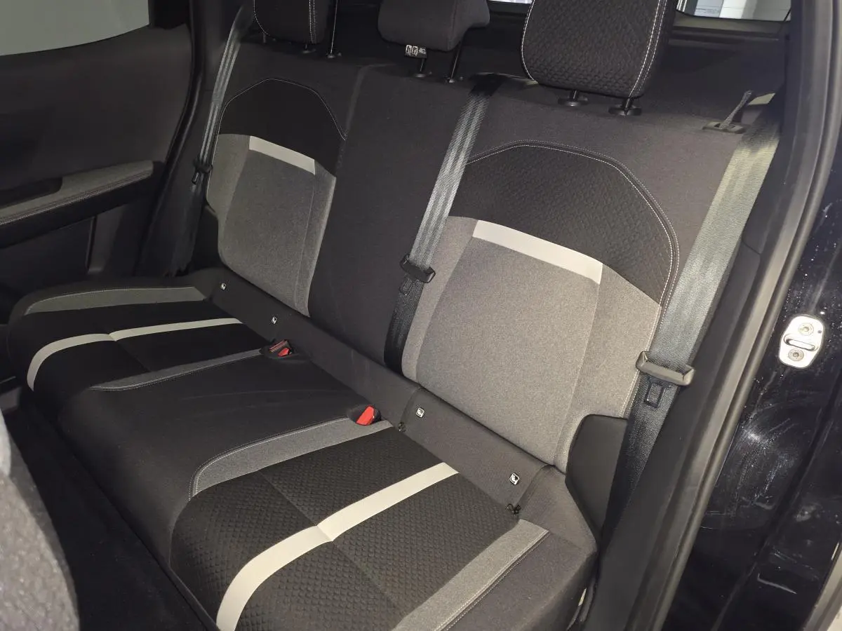 Vue intérieure sur la banquette arrière noire et grise de l'Opel Frontera-e 2025 avec appuie-têtes réglables.