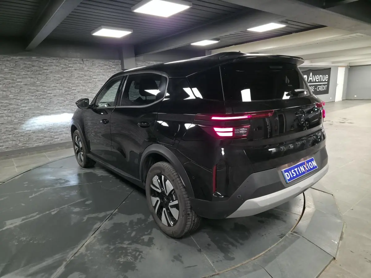 Vue 3/4 arrière droite d'un Opel Frontera-e noir métallisé avec feux arrière LED et jantes alliage 17 pouces.