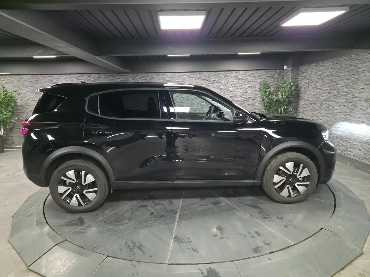 Opel Frontera-e 2025 noir métallisé vue de profil côté gauche, jantes alliage 17'' et vitres surteintées.