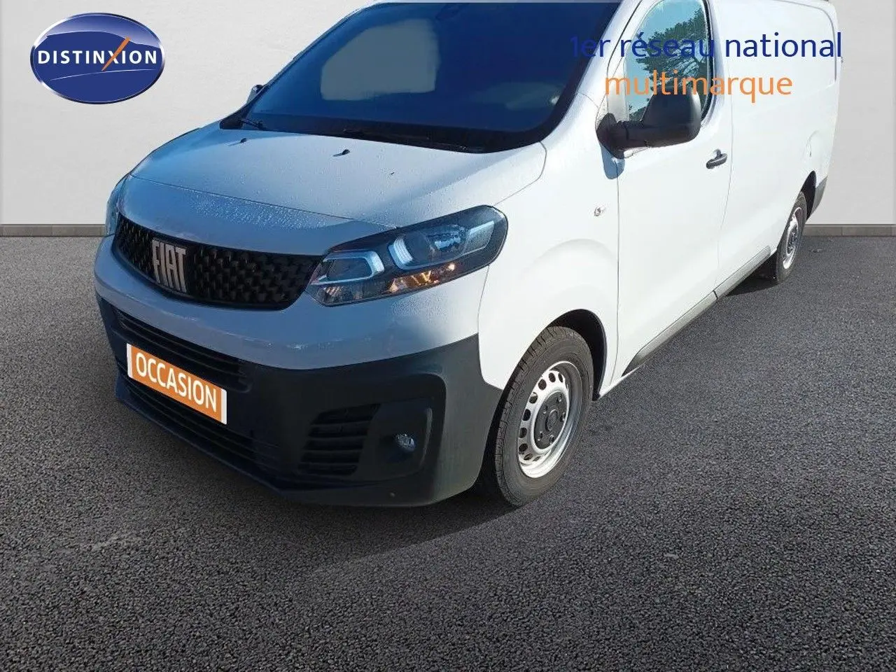 Fourgon FIAT Scudo blanc vu en 3/4 avant droit, avec calandre noire et pare-chocs avant noir mat.