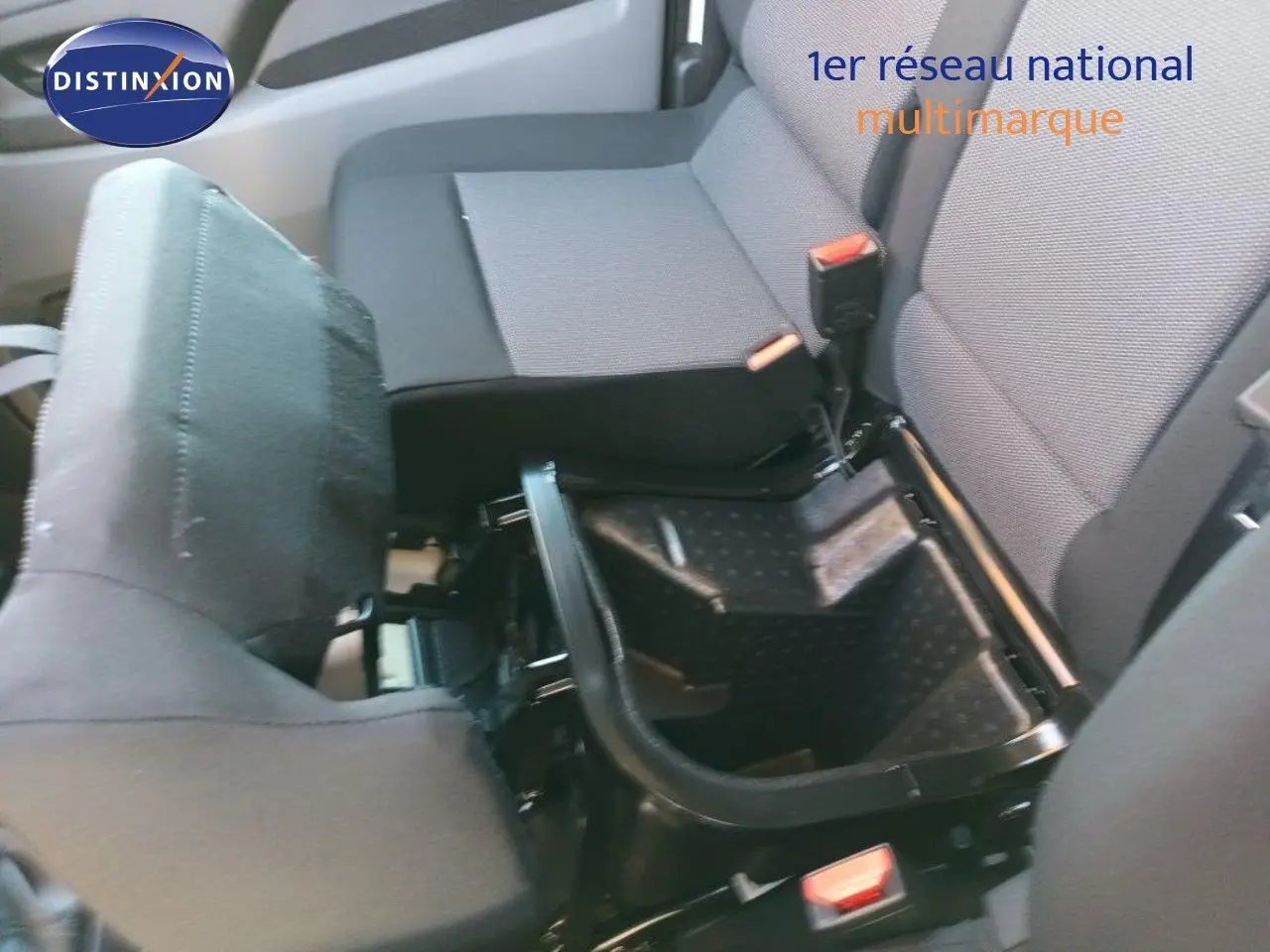 Vue intérieure rapprochée des sièges avant gris du Fiat Scudo Fourgon 2022 avec rangement sous l'assise relevée.