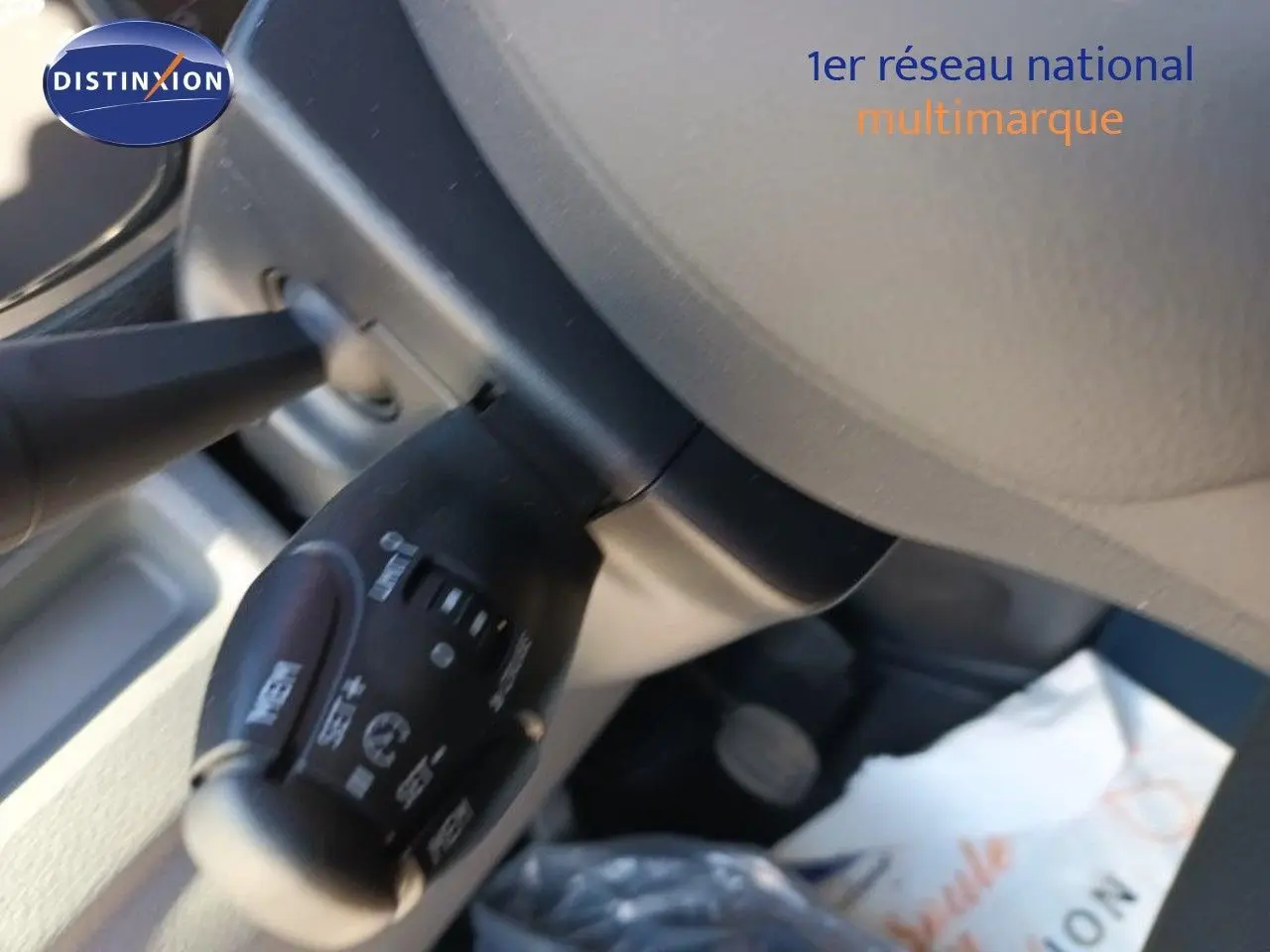 Gros plan sur la commande d'essuie-glace côté gauche du tableau de bord du FIAT Scudo Fourgon blanc 2022.