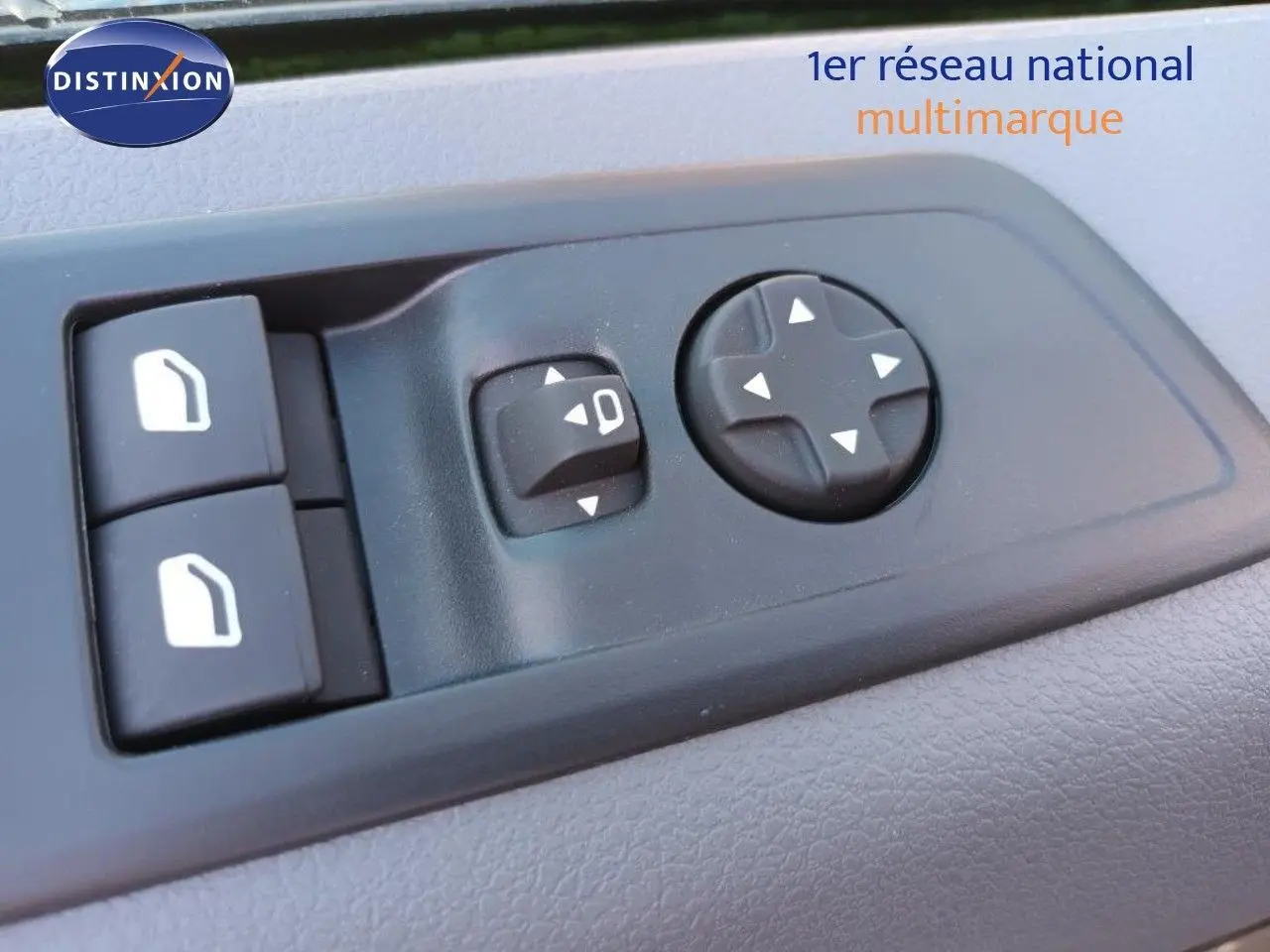 Commandes de réglage des rétroviseurs et des vitres sur la porte côté conducteur d'un Fiat Scudo Fourgon blanc 2022.