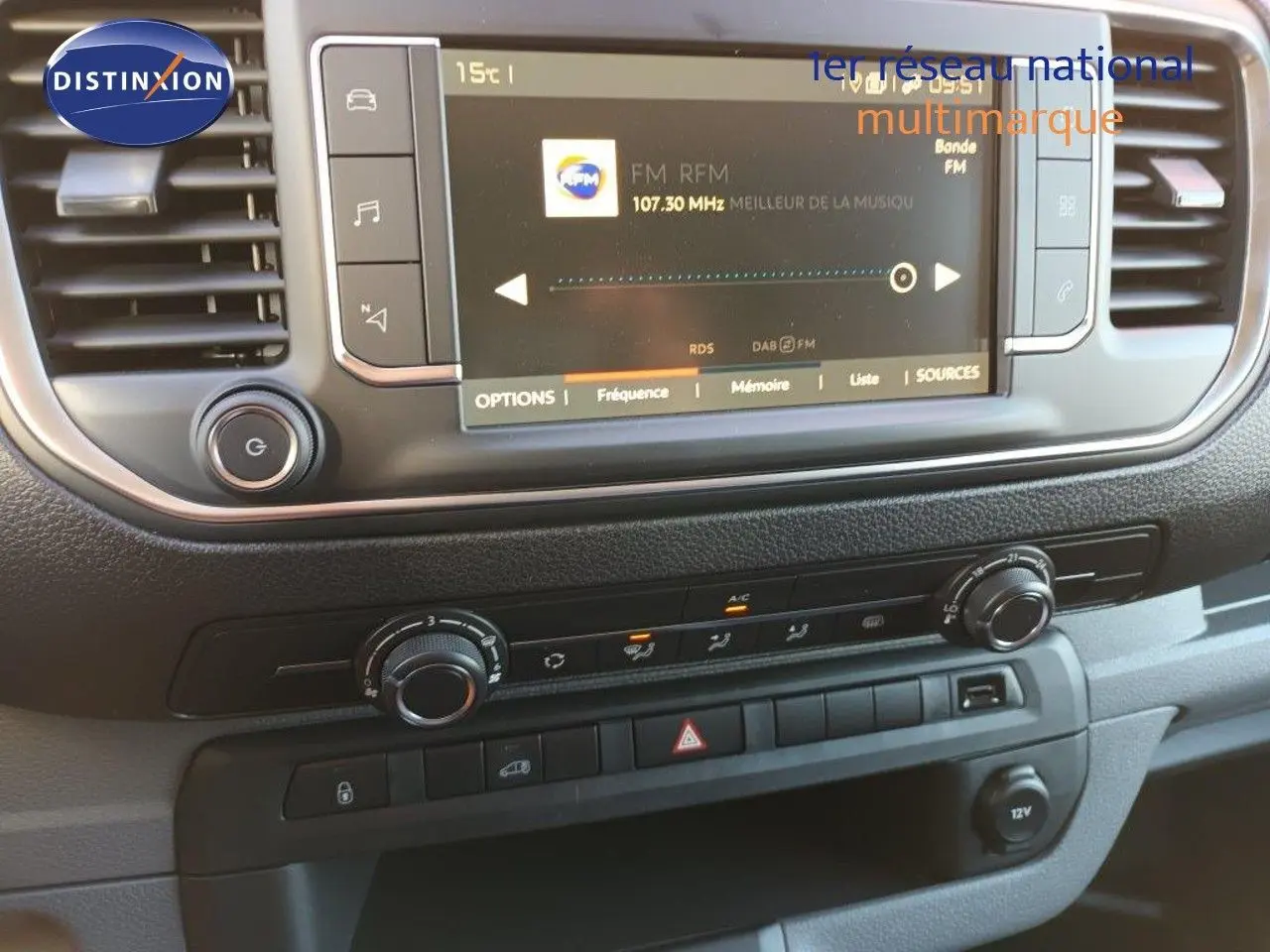 Tableau de bord du Fiat Scudo Fourgon blanc 2022 avec écran tactile et commandes de climatisation visibles de face.