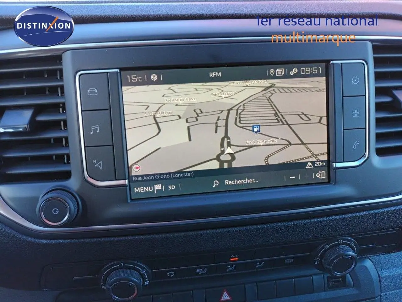 Gros plan sur l'écran tactile du système de navigation du tableau de bord du Fiat Scudo Fourgon blanc 2022.