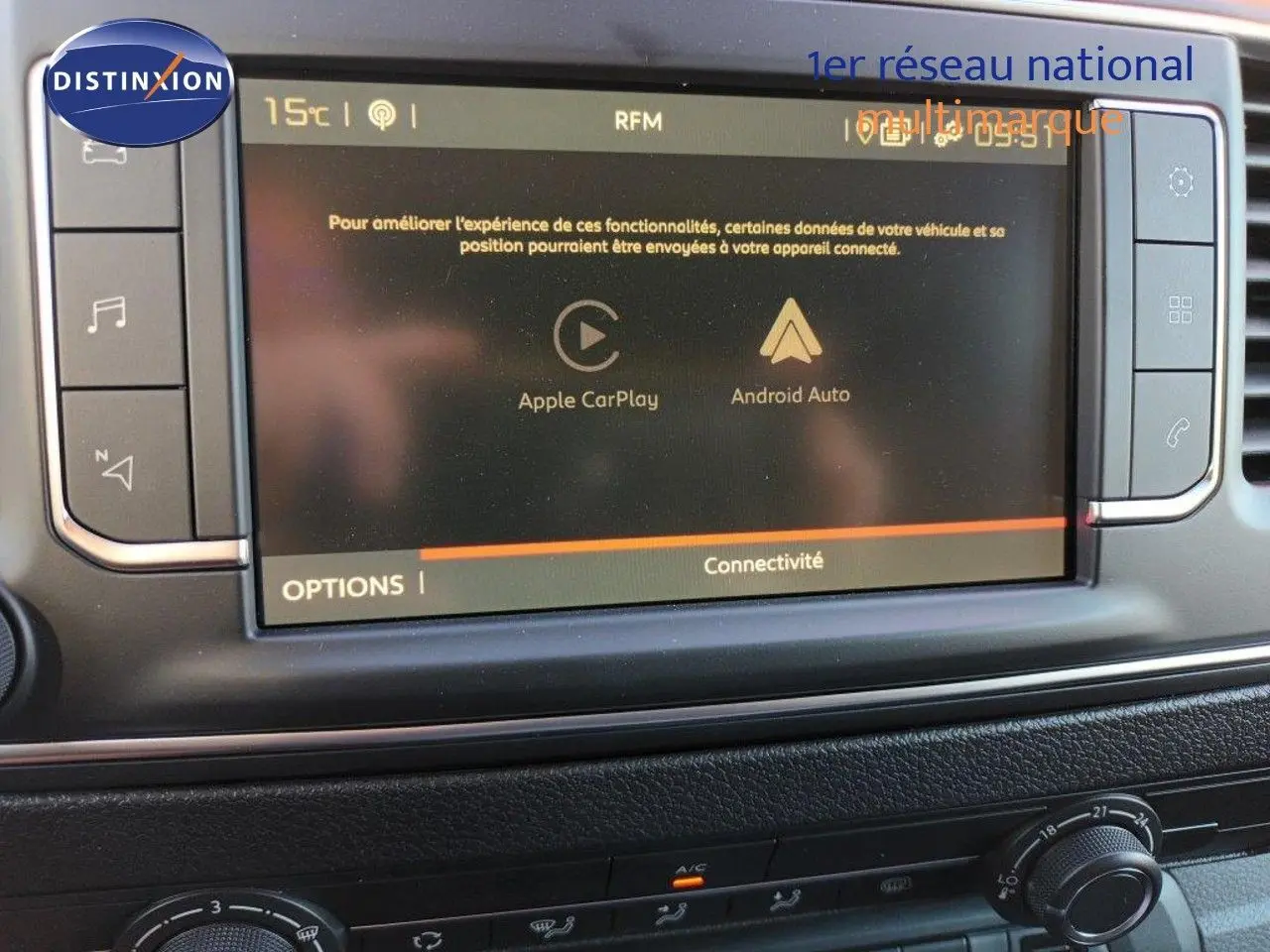 Écran tactile du système multimédia du Fiat Scudo Fourgon 2022 affichant Apple CarPlay et Android Auto.