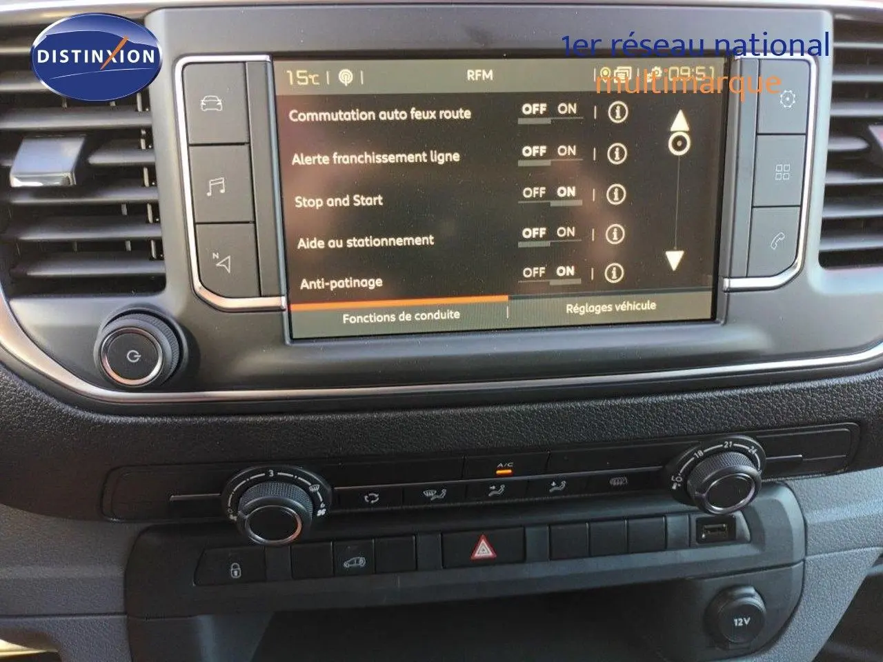 Gros plan sur l'écran tactile et la console centrale du Fiat Scudo Fourgon blanc, affichant les réglages d'aide à la conduite.