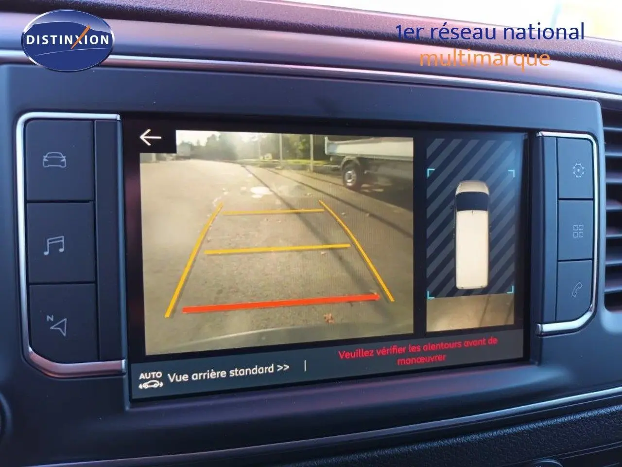 Écran multimédia montrant la caméra de recul du Fiat Scudo Fourgon blanc, vue arrière avec lignes de guidage colorées.