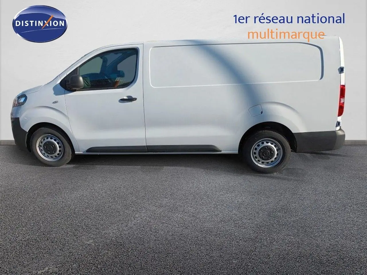 Fiat Scudo Fourgon blanc vu de profil côté gauche, fourgon utilitaire long avec jantes acier simples.