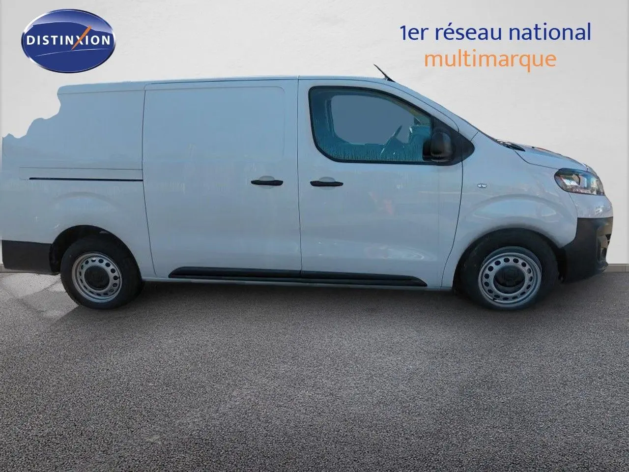 Profil latéral droit d'un FIAT Scudo Fourgon blanc 2022, avec portes coulissantes et jantes acier simples.