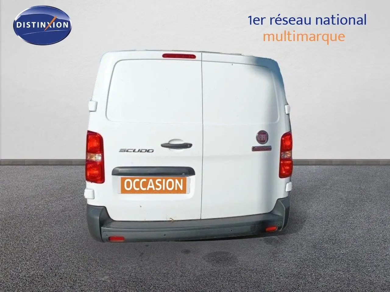 Vue arrière d'un fourgon blanc Fiat Scudo 2022 avec logo et plaque Zéro KM sur un parking extérieur.