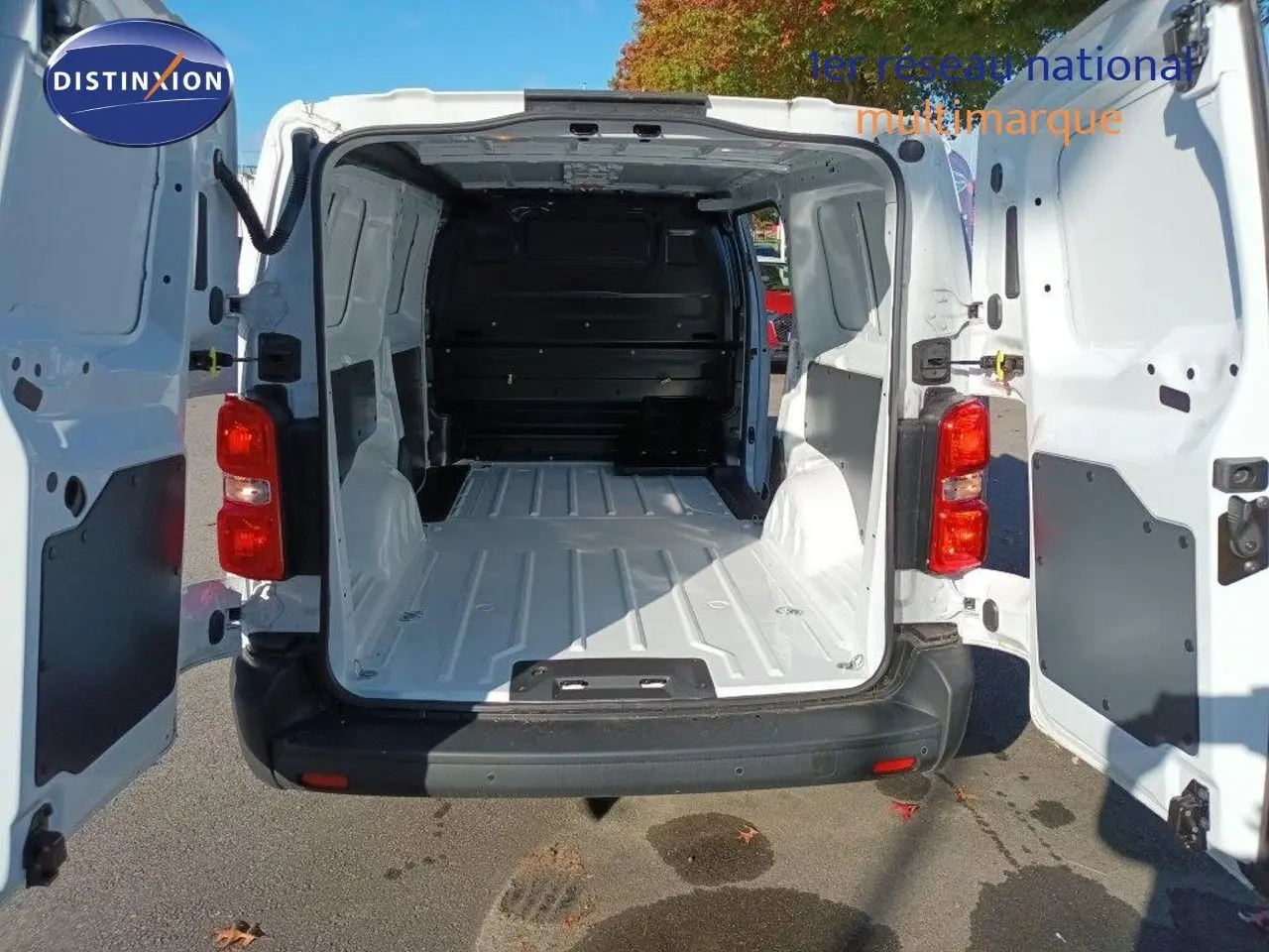 Vue arrière du FIAT Scudo Fourgon blanc 2022 avec portes ouvertes montrant l'espace de chargement vide et spacieux.
