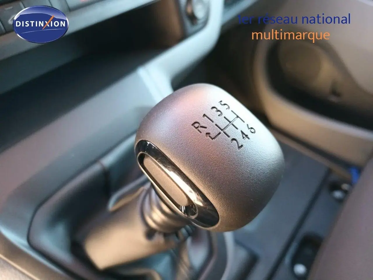 Le levier de vitesses manuel gris du Fiat Scudo Fourgon 2022 en gros plan dans l'habitacle.