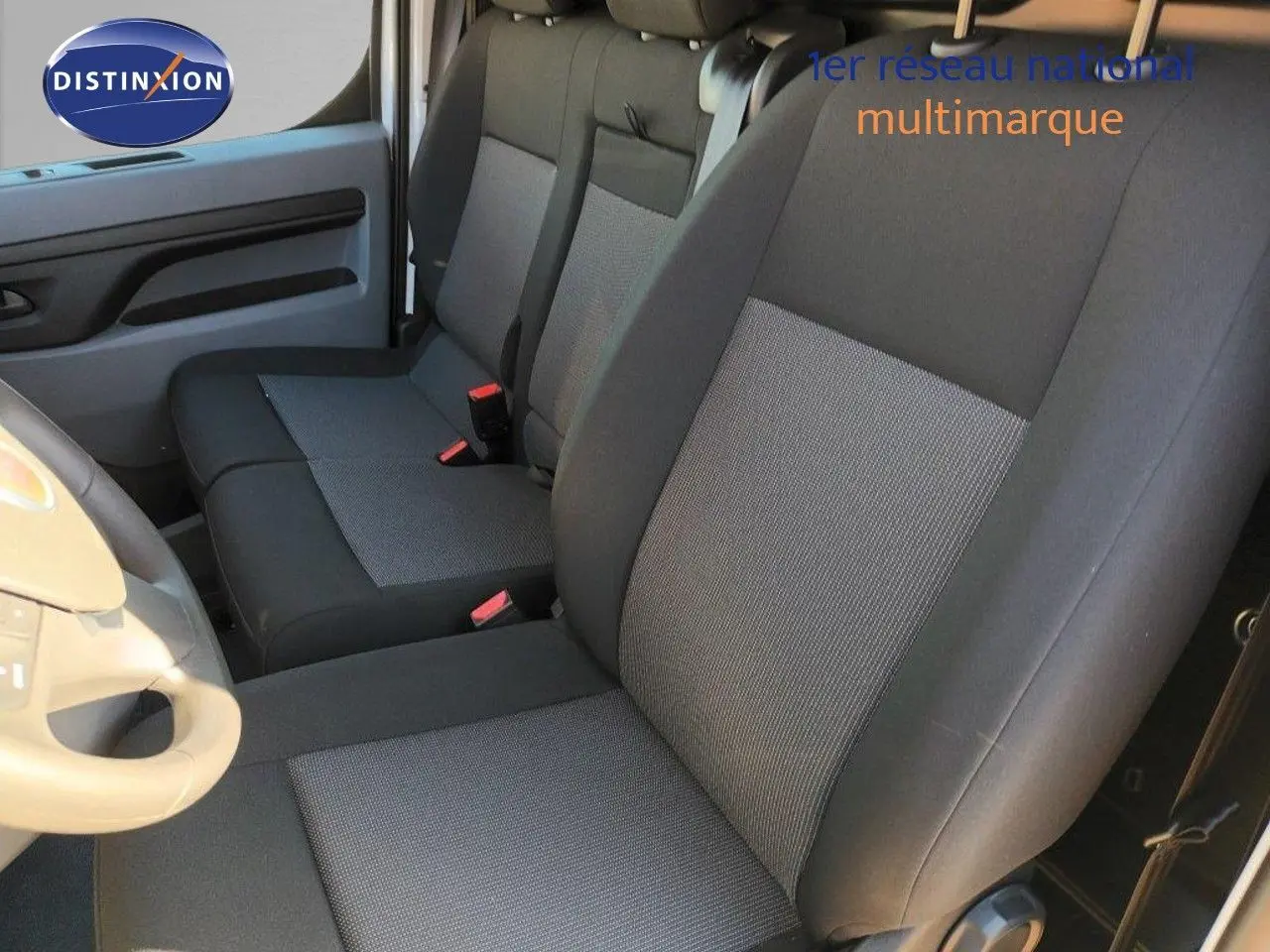 Vue intérieure côté conducteur du Fiat Scudo Fourgon 2022, sièges tissu gris et noir avec volant beige visible.