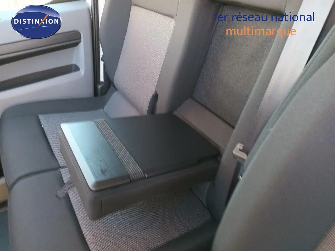 Détail intérieur montrant la banquette arrière grise avec tablette rabattable du Fiat Scudo Fourgon blanc 2022.