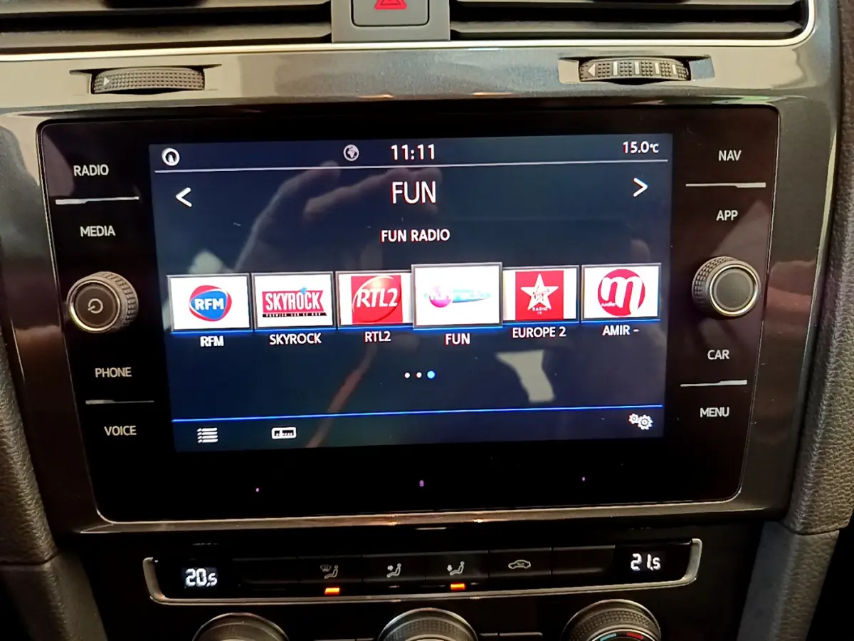 Écran tactile central affichant les stations radio dans l'habitacle d'une Volkswagen Golf gris clair 2019.