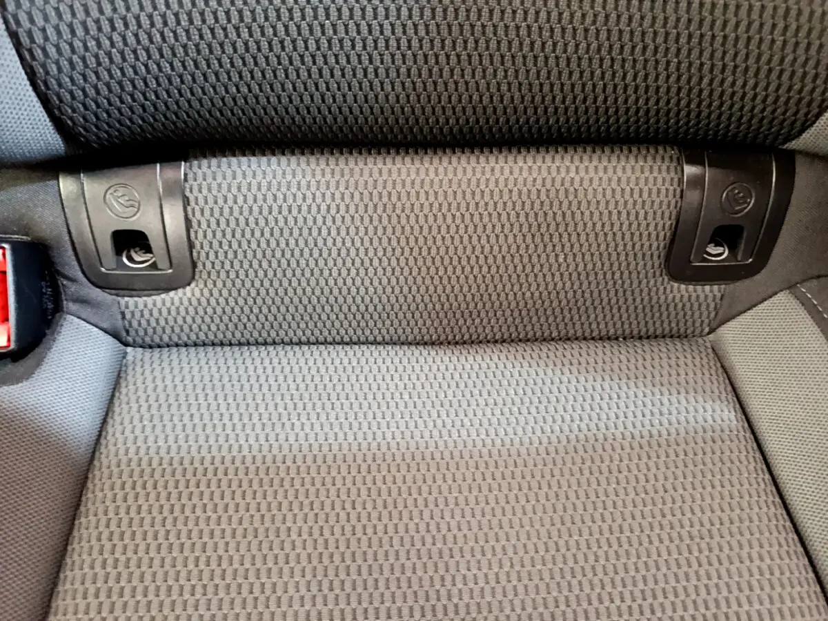 Gros plan sur l'assise arrière grise de la Volkswagen Golf 1.6 TDI 2019 avec fixations Isofix visibles.