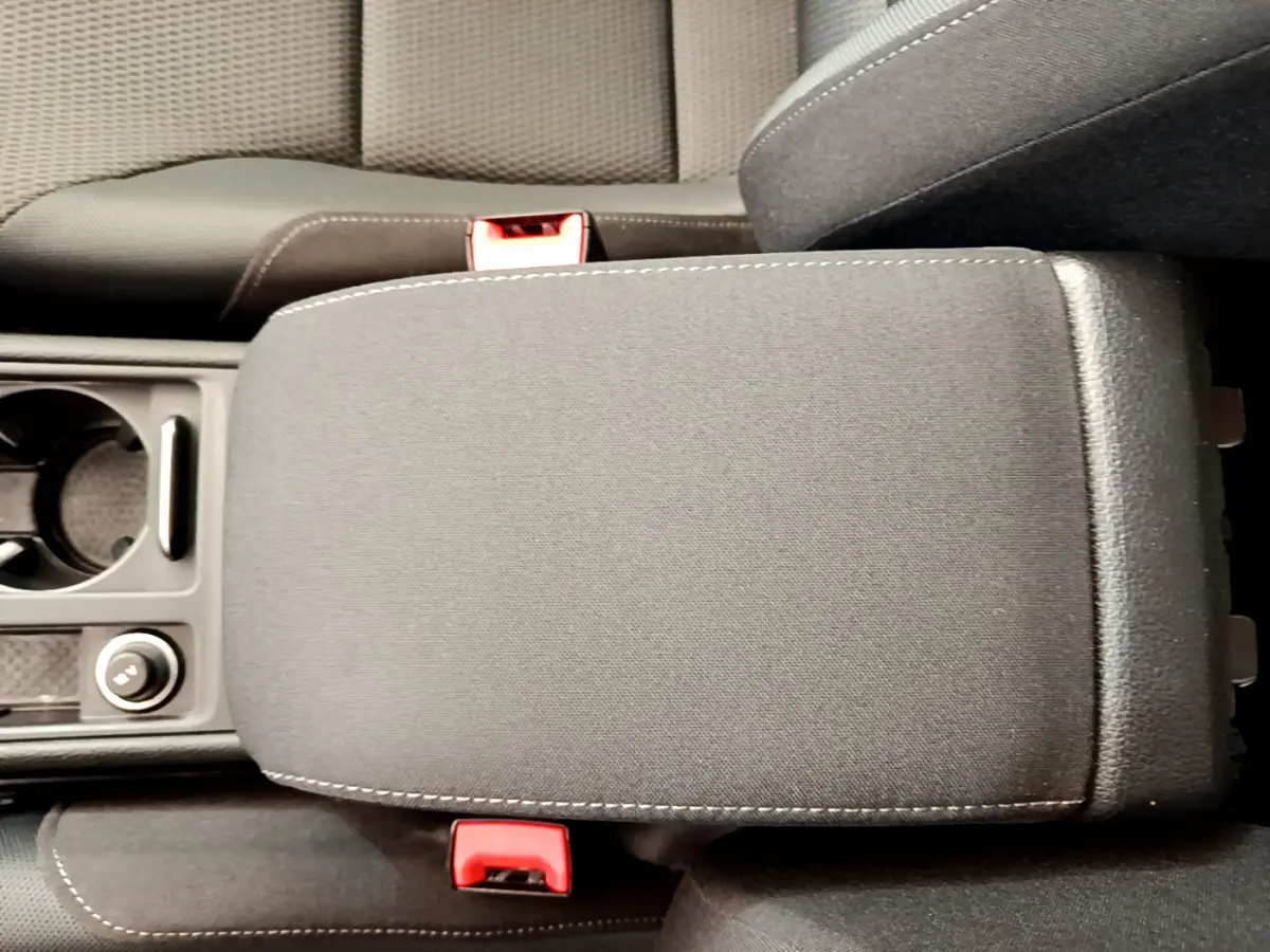 Vue plongeante sur l'accoudoir central noir et les sièges tissu gris foncé de la Volkswagen Golf 1.6 TDI 2019 Confort Business