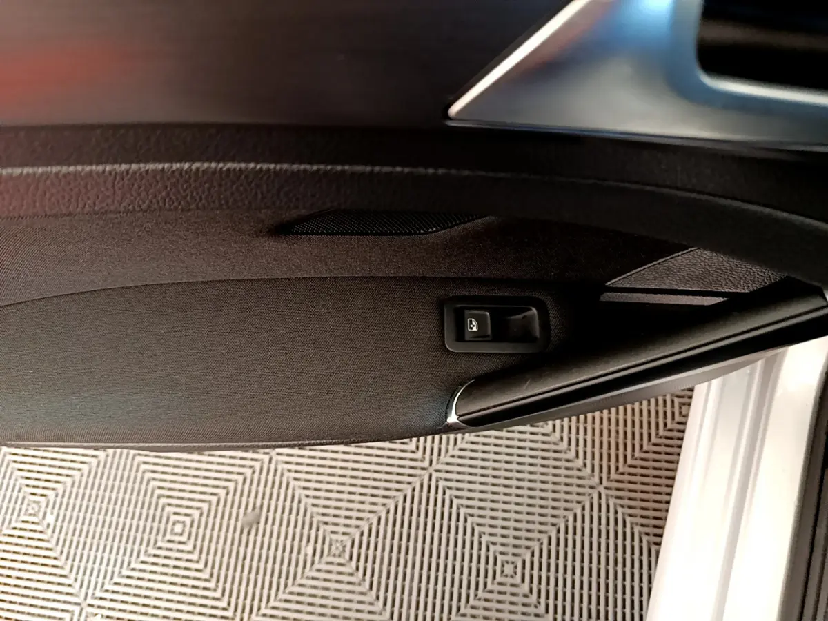 Bouton de verrouillage sur la garniture intérieure de la porte côté gauche d'une Volkswagen Golf gris clair 2019.