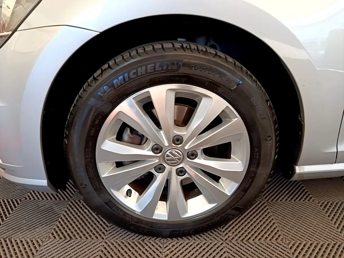 Gros plan sur la roue avant gauche gris clair d'une Volkswagen Golf 2019 avec jante alliage et pneu Michelin.