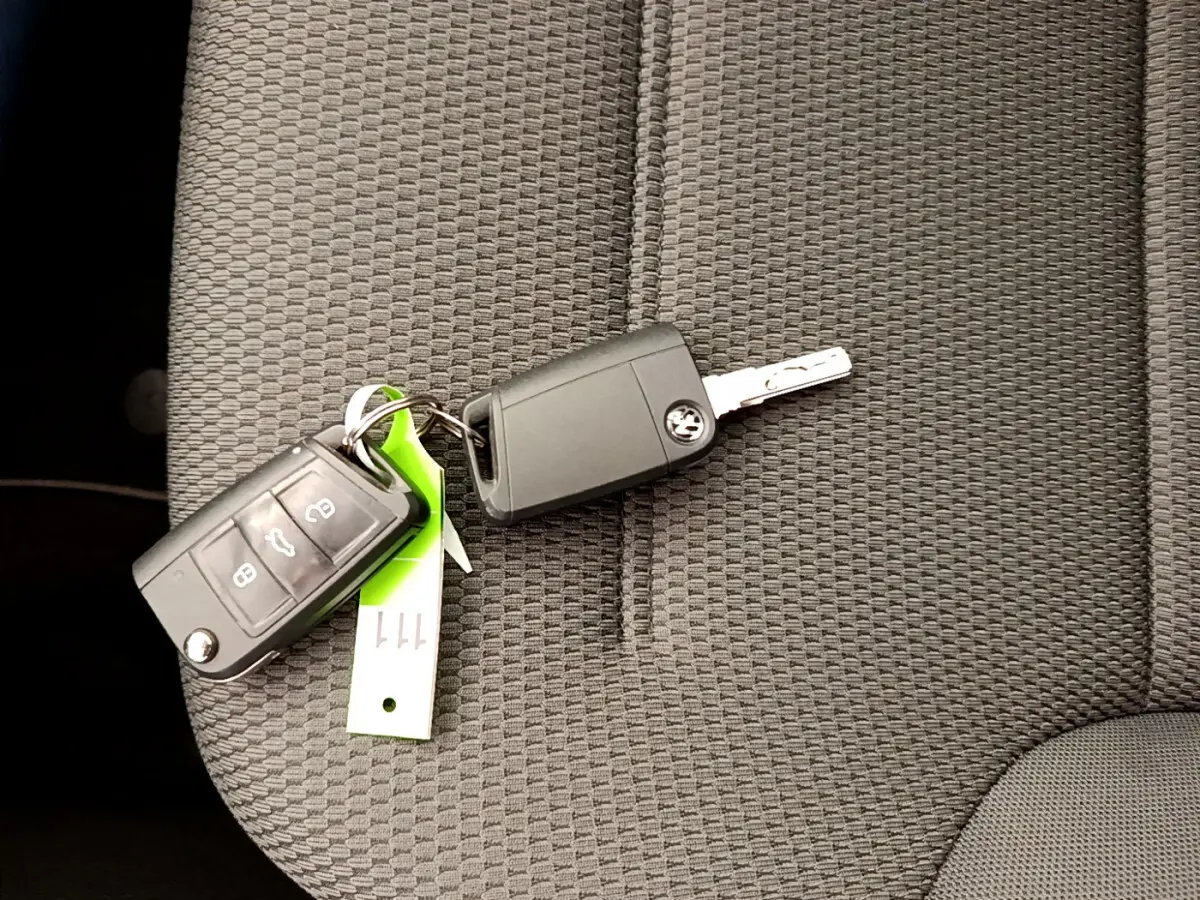 Clé Volkswagen Golf 2019 posée sur un siège tissu gris foncé, vue rapprochée de l'intérieur.