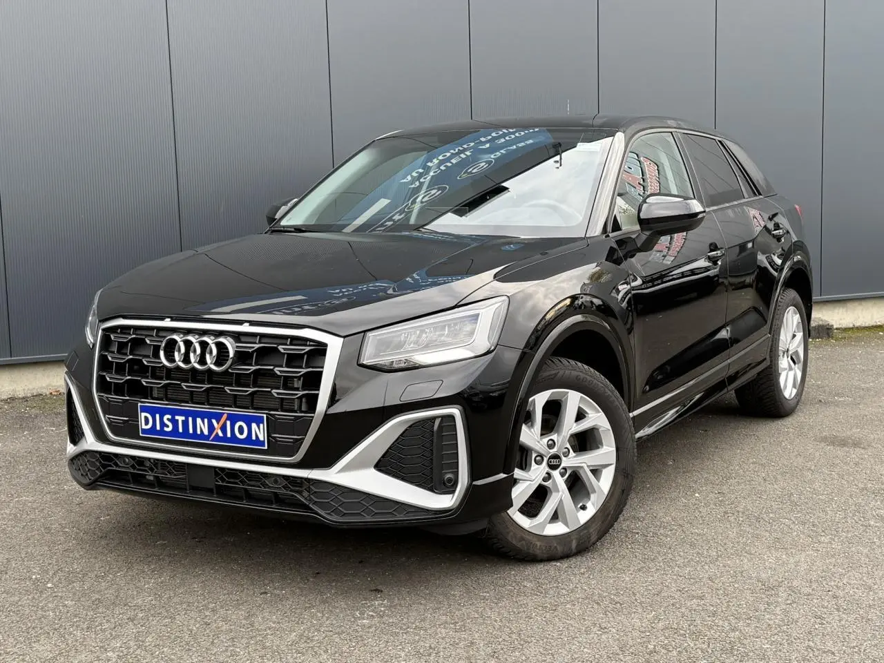 Audi Q2 noir Mythe en 3/4 avant droit, mettant en valeur sa calandre hexagonale et ses jantes alliage 17 pouces.