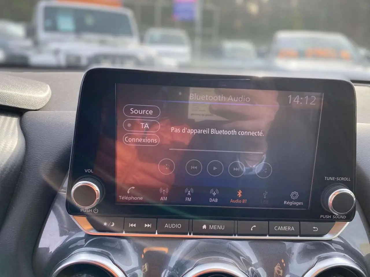 Écran tactile central du Nissan Juke 2024 blanc perle, affichant le menu audio Bluetooth sans appareil connecté.