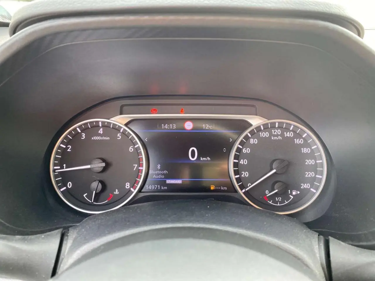 Vue rapprochée du tableau de bord du Nissan Juke 2024, affichant compte-tours, vitesse et écran digital.