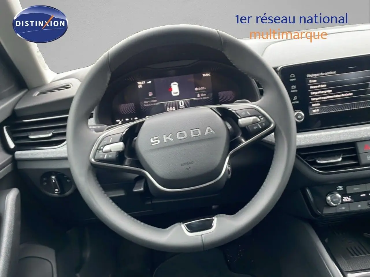 Vue rapprochée du volant SKODA d'un KAMIQ 2025, avec tableau de bord numérique et écran central tactile.