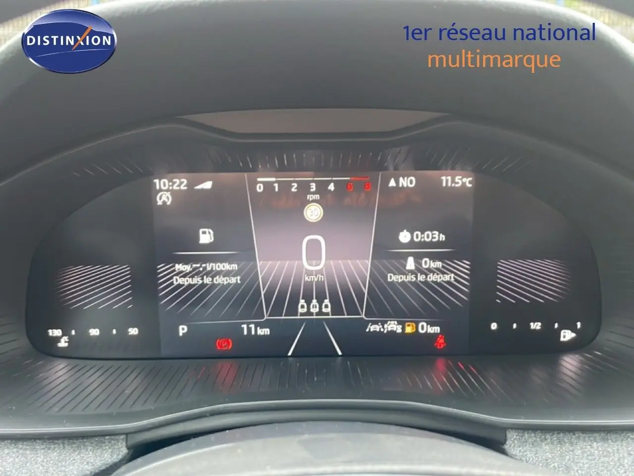 Tableau de bord numérique du Skoda Kamiq 2025 affichant vitesse, consommation et température extérieure à 11,5°C.