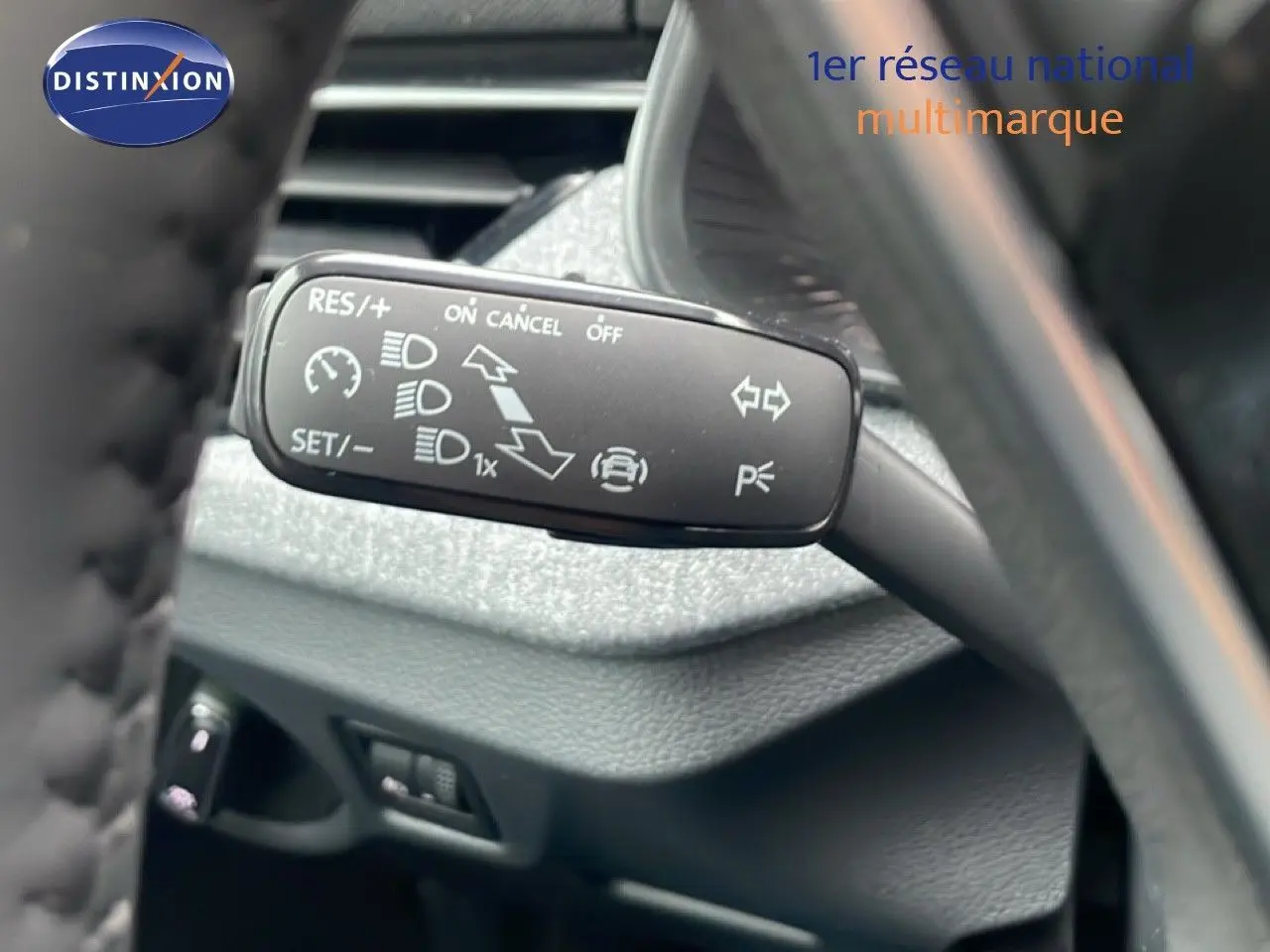 Gros plan sur la commande de régulateur de vitesse au volant d'un Skoda Kamiq gris graphite 2025.