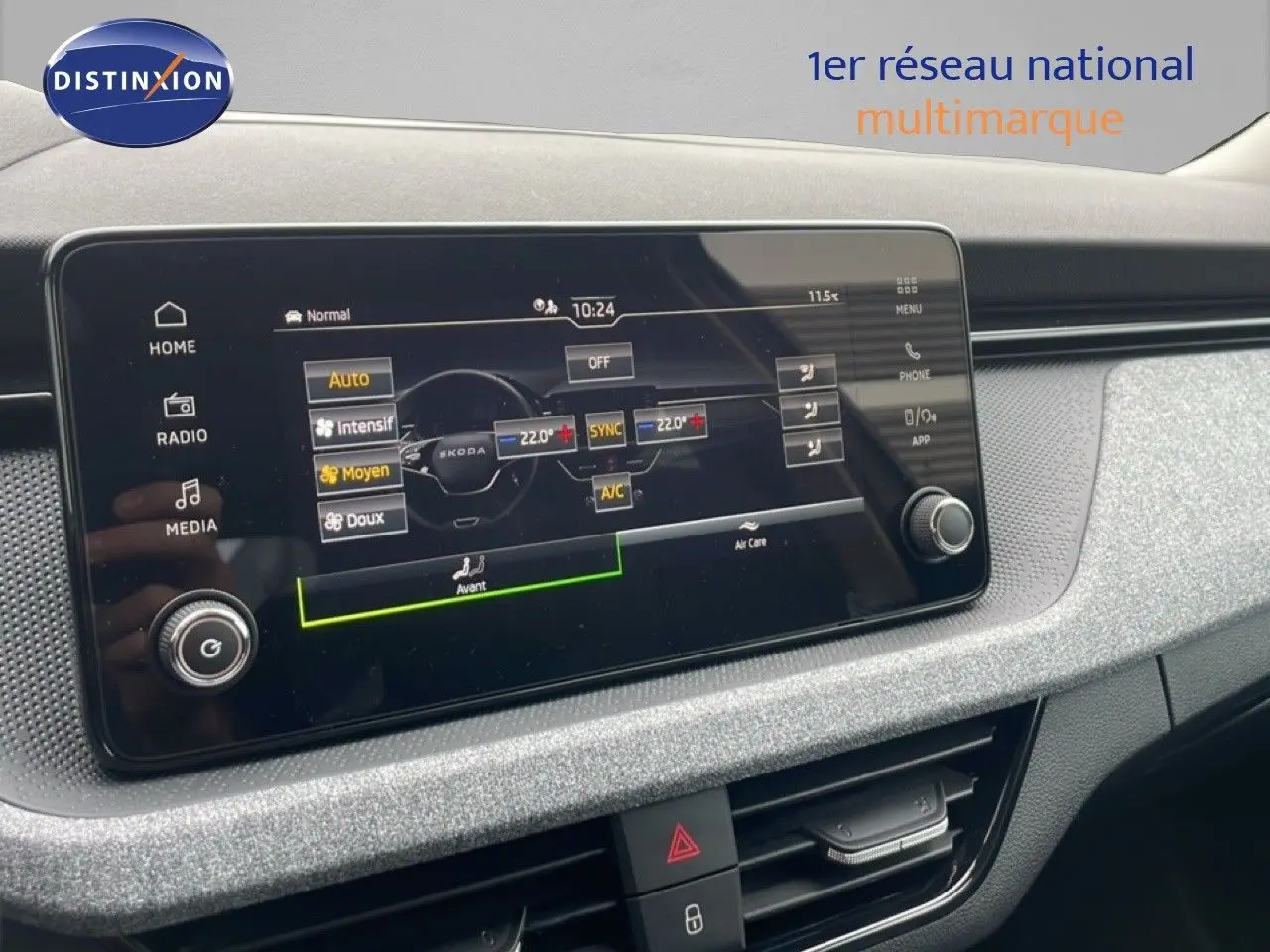 Écran tactile central du tableau de bord du Skoda Kamiq 2025 en gris graphite, affichant les réglages de climatisation.