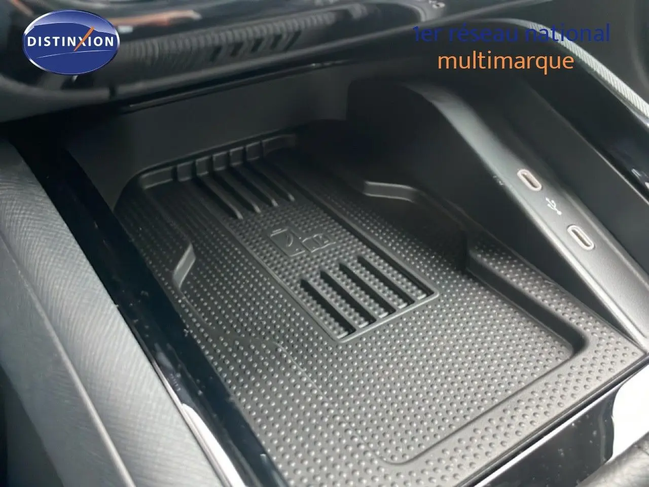 Gros plan sur le compartiment de recharge sans fil avec ports USB-C dans l'habitacle du Skoda Kamiq gris graphite 2025.
