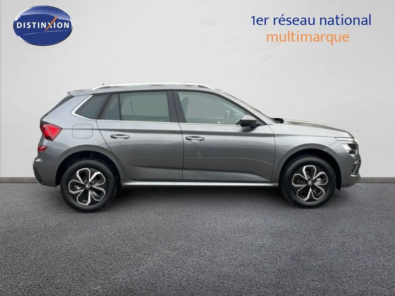 Profil côté droit d'un Skoda Kamiq gris graphite métal 2025 avec jantes bi-ton et lignes épurées.