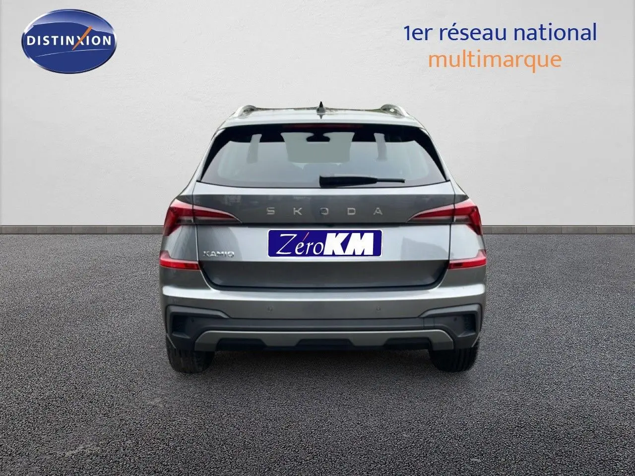 Vue arrière d'un Skoda Kamiq gris graphite métal 2025 avec feux LED et logo distinctif sur le hayon.