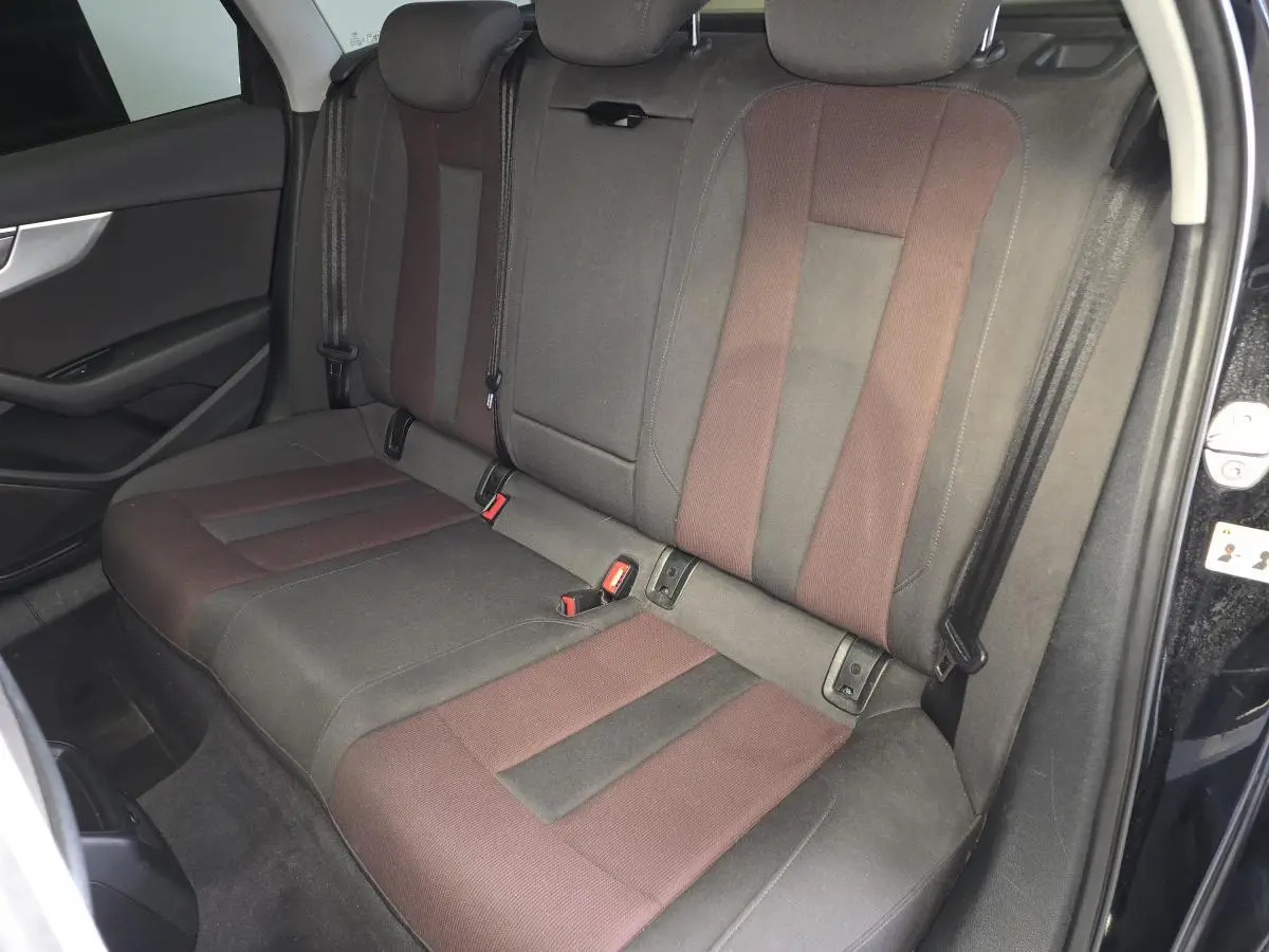 Banquette arrière bicolore vue côté droit dans une Audi A4 Avant noire de 2019.
