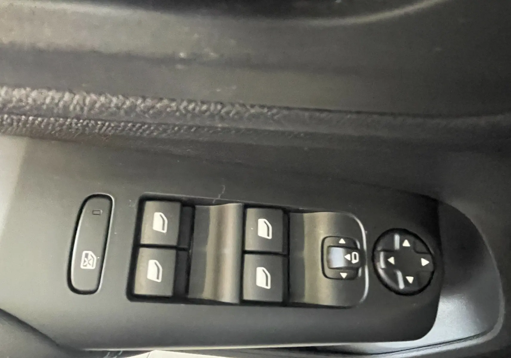 Détail des commandes des vitres électriques et réglages des rétroviseurs côté gauche dans un Citroën C5 Aircross Bleu Eclipse 2025.