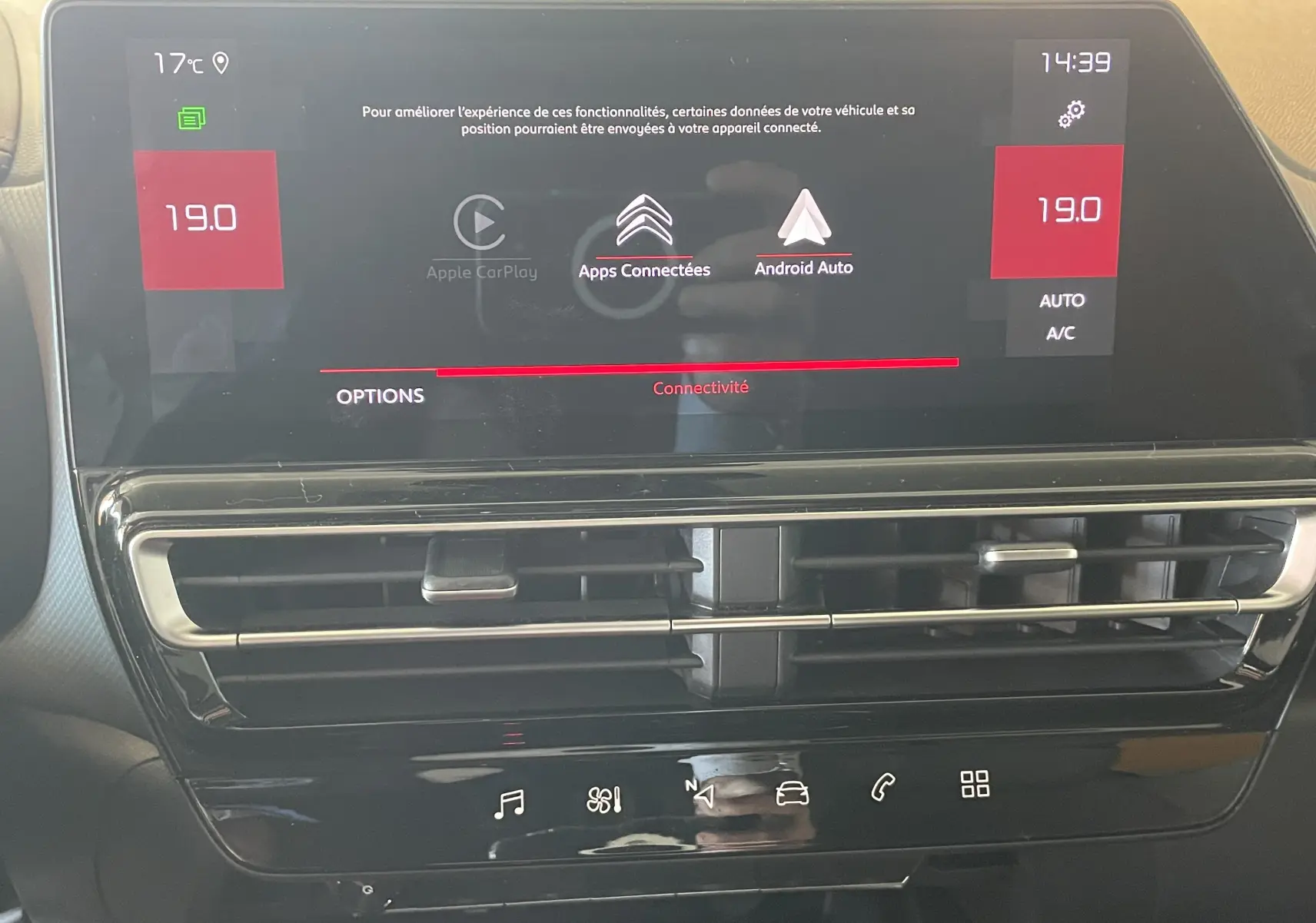 Écran tactile central du tableau de bord du Citroën C5 Aircross Hybride 2025 affichant la connectivité Android Auto et Apple CarPlay.