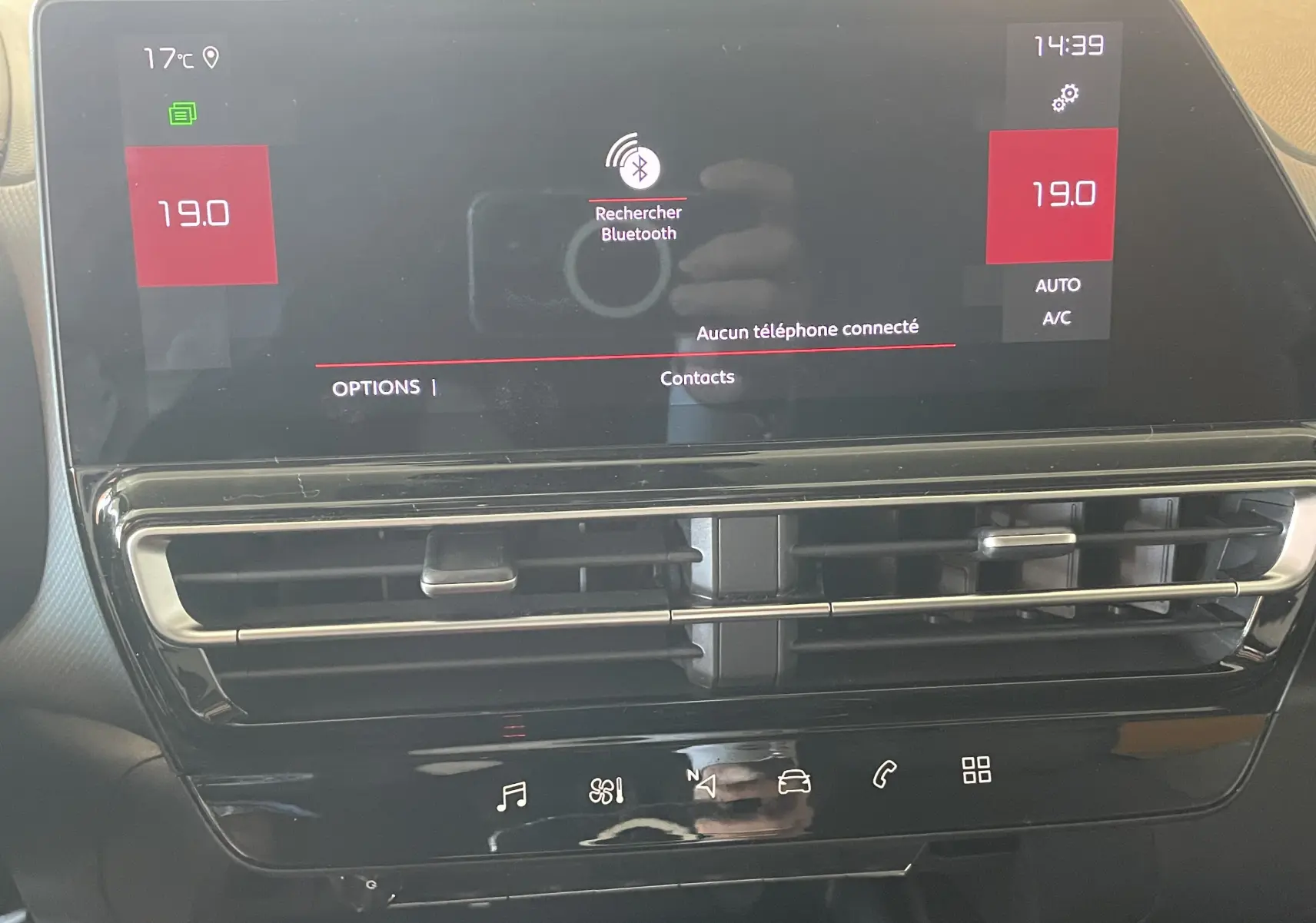 Gros plan sur l'écran tactile central du tableau de bord du Citroën C5 Aircross Hybride 2025 affichant la recherche Bluetooth.