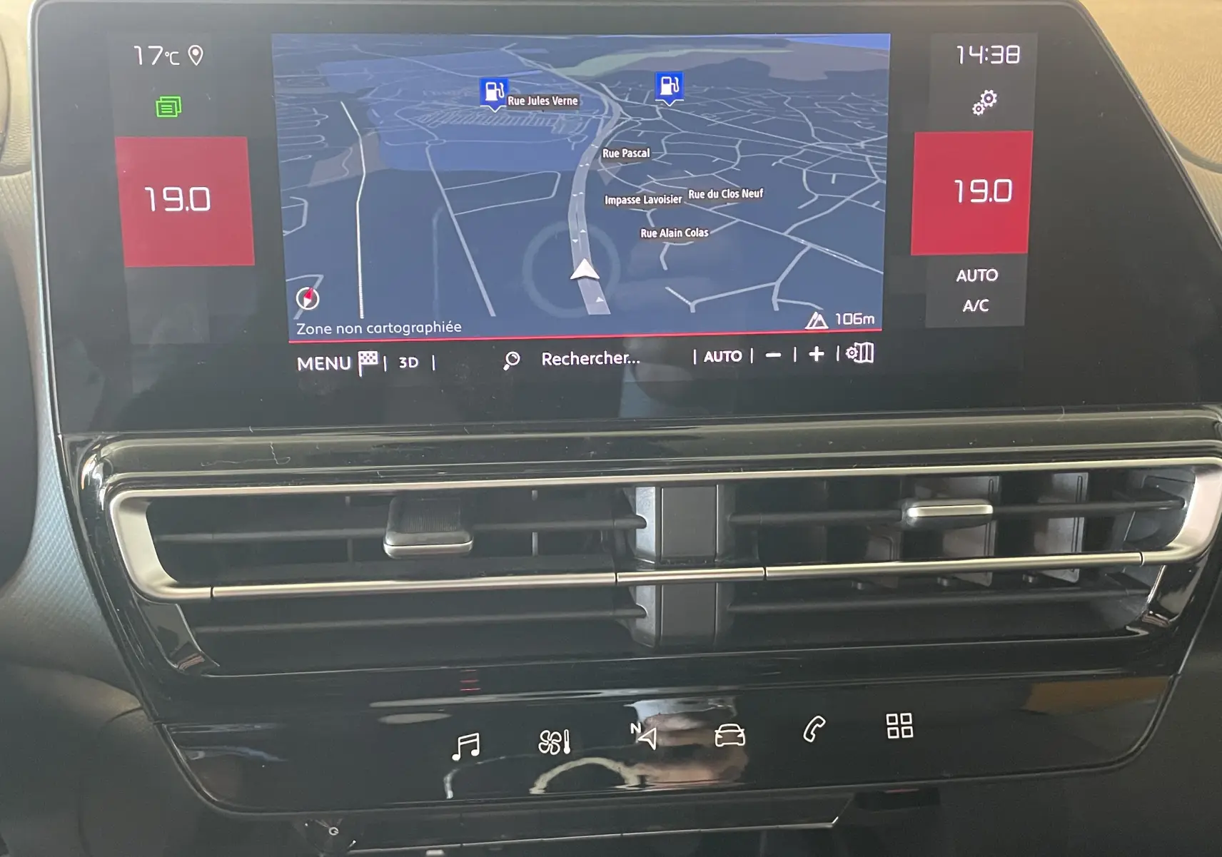 Écran tactile central du tableau de bord du Citroën C5 Aircross hybride 2025 affichant la navigation et la climatisation.