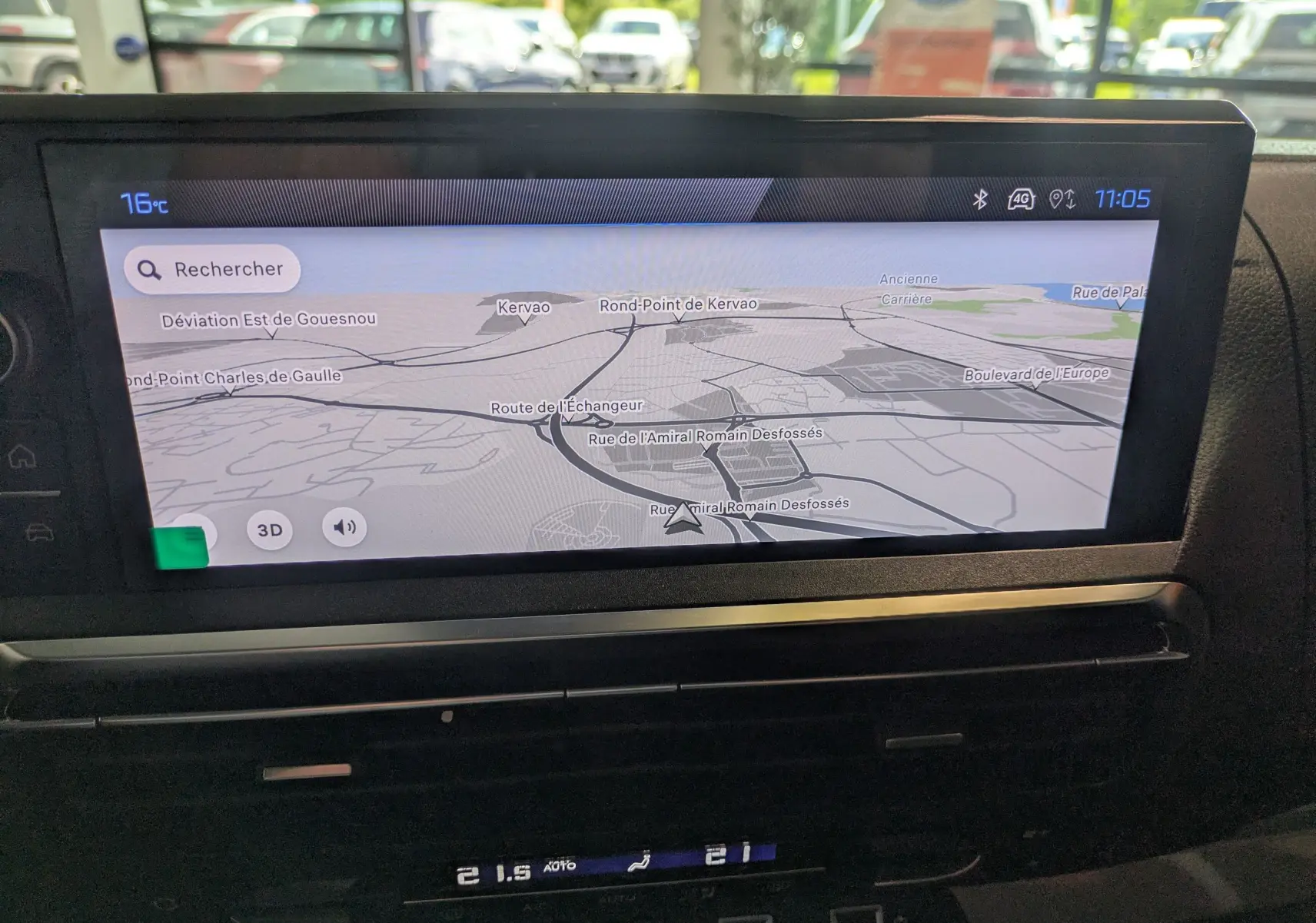 Écran tactile central du Peugeot Traveller 2026 affichant la navigation GPS avec carte en mode 3D, intérieur noir.