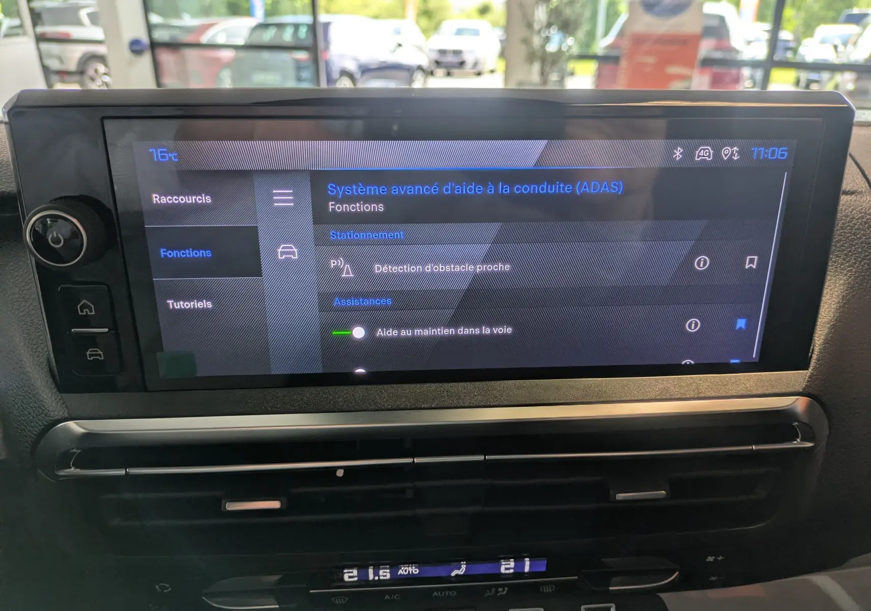 Écran tactile du système d’aide à la conduite dans l’habitacle d’un Peugeot Traveller noir, vue intérieure frontale.